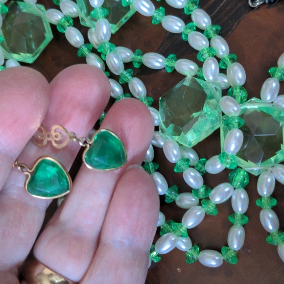 Shades of Green: Four Necklace and Pierced Earring Sets A266 - Picture 3 of 8